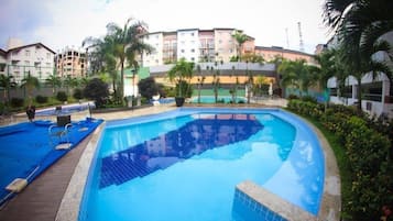 6 outdoor pools