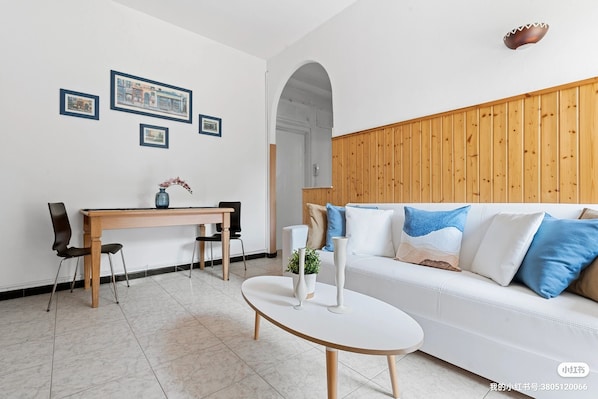 Appartement, 1 chambre, balcon, vue sur la ville | Aire de séjour