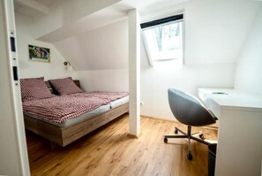 1 Schlafzimmer, Schreibtisch, WLAN, Bettwäsche