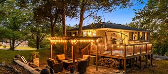 Hillside Hot Tub Hideaway!  King Bed / Fire Pit