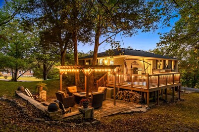 Hillside Hot Tub Hideaway!  King Bed / Fire Pit