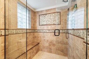 Dusche, Haartrockner, Handtücher