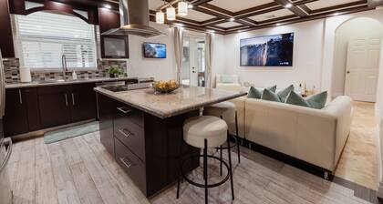 Miami Getaway Heated Pool House & Pool Table Villa