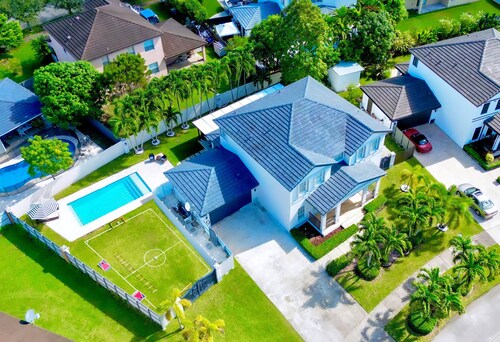 Miami Getaway Heated Pool House & Pool Table Villa