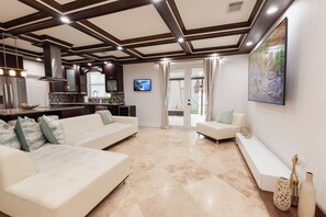 Dining - Miami Getaway Heated Pool House & Pool Table Villa (Miami)