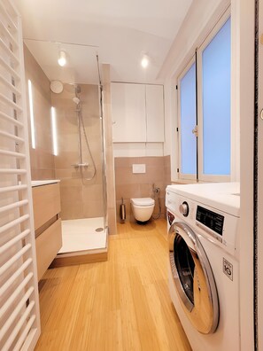 ヘアドライヤー、タオル、石鹸、シャンプー