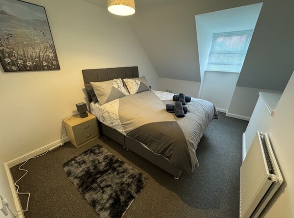 3 bedrooms, desk, iron/ironing board, free WiFi