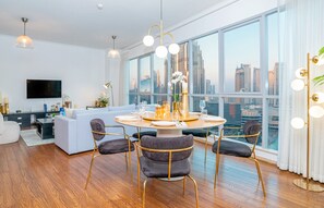 Deluxe-Apartment | Essbereich im Zimmer