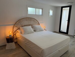 4 habitaciones, escritorio y tabla de planchar con plancha 