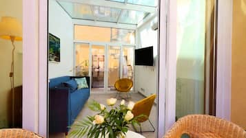 Appartement, 2 chambres, fumeurs, balcon | Salle de séjour | Livres