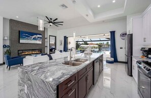 Geladeira, micro-ondas, fogão, cooktop