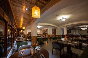 Restaurant - Udaan Hotel Pine Crest (Geyzing)