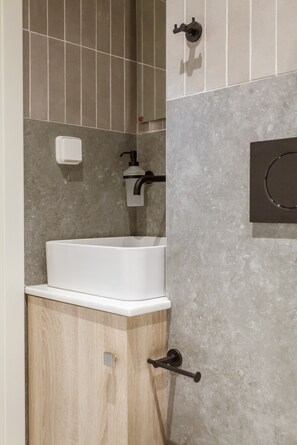 Douche, sĂšche-cheveux, serviettes fournies, papier toilette