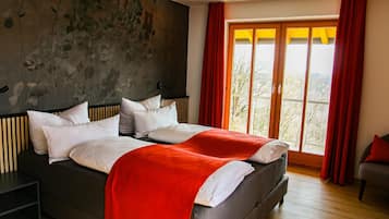 Comfort Room | 1 bedroom, desk, free cribs/infant beds, free WiFi