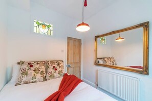 4 bedrooms, iron/ironing board, free WiFi, bed sheets