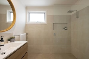 Douche, sèche-cheveux, shampoing