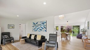 Een televisie en een open haard