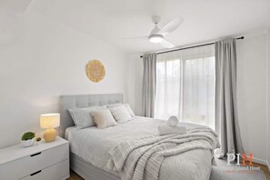 2 عدّة غرف نوم ومكواة/لوح كي وواي فاي وملاءات أسرّة