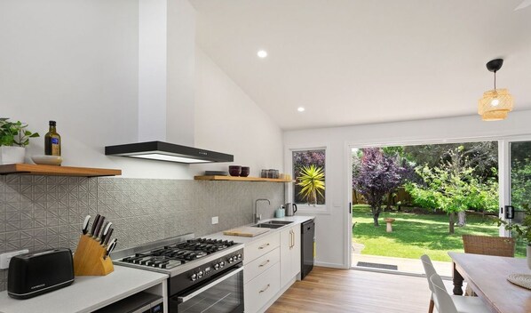 Een koelkast, een microgolfoven, een oven, een kookplaat