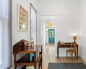 4 habitaciones, tabla de planchar con plancha, wifi y ropa de cama 