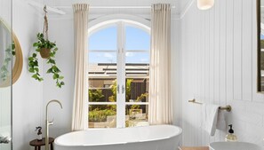 Douche, sèche-cheveux, serviettes fournies