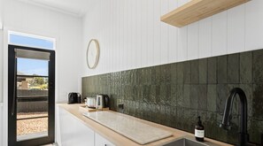 Frigorífico, microondas, horno y placa de cocina
