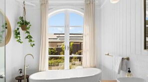 Dusj, hårføner og håndklær