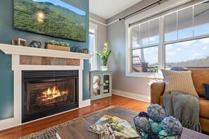 Interior - Mountain Views, Game Room, Hot Tub –Close to Downtown (Asheville)