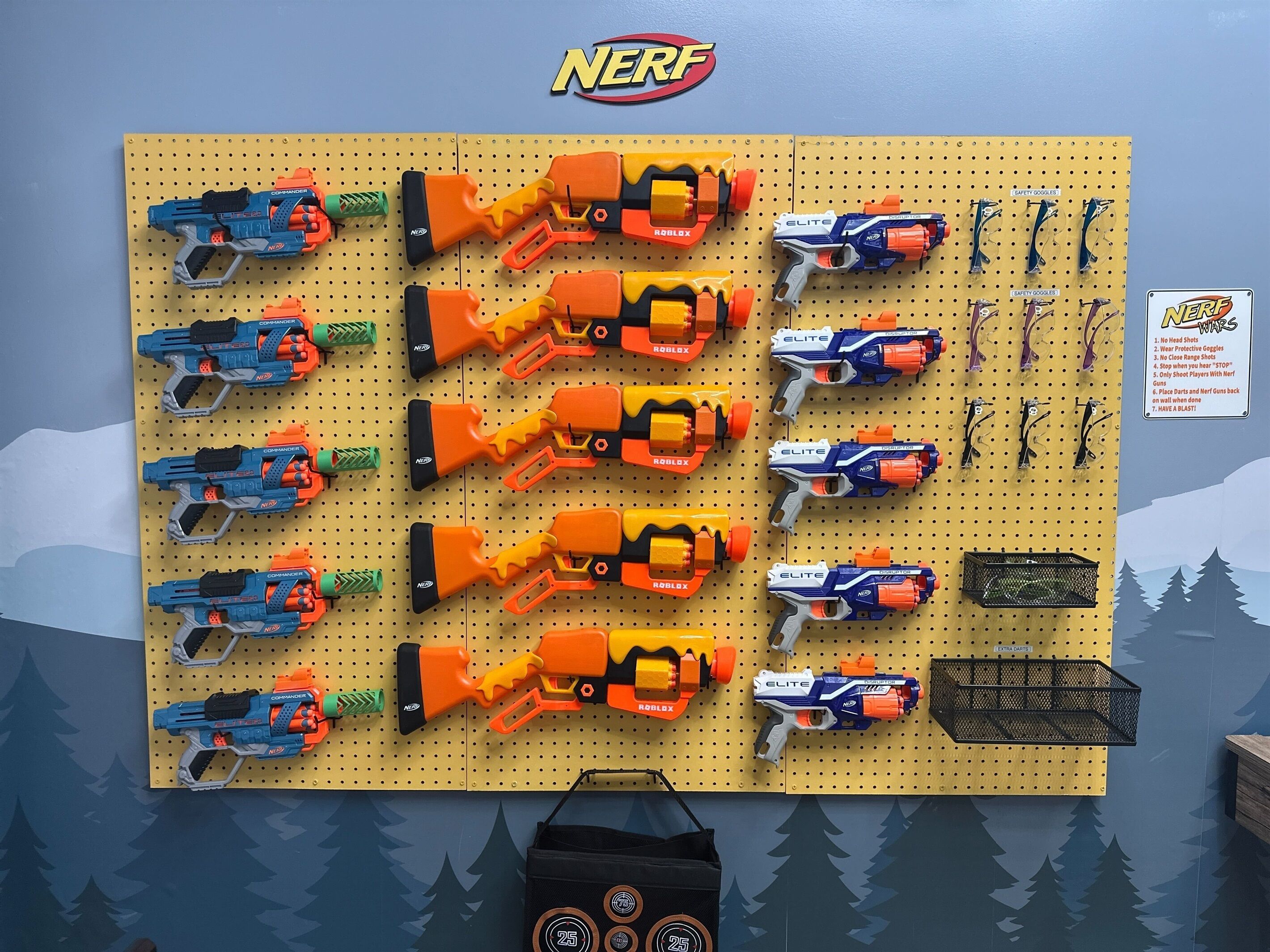 Un mur équipé d’un panneau perforé sur lequel sont accrochés différents pistolets et accessoires de la marque Nerf.