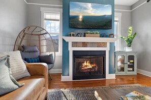 Una Smart TV, una chimenea, un futbolín
