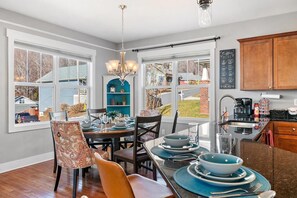 Dining - Mountain Views, Game Room, Hot Tub –Close to Downtown (Asheville)