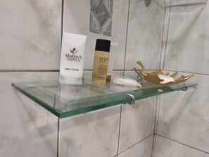 Hårføner, såpe og toalettpapir