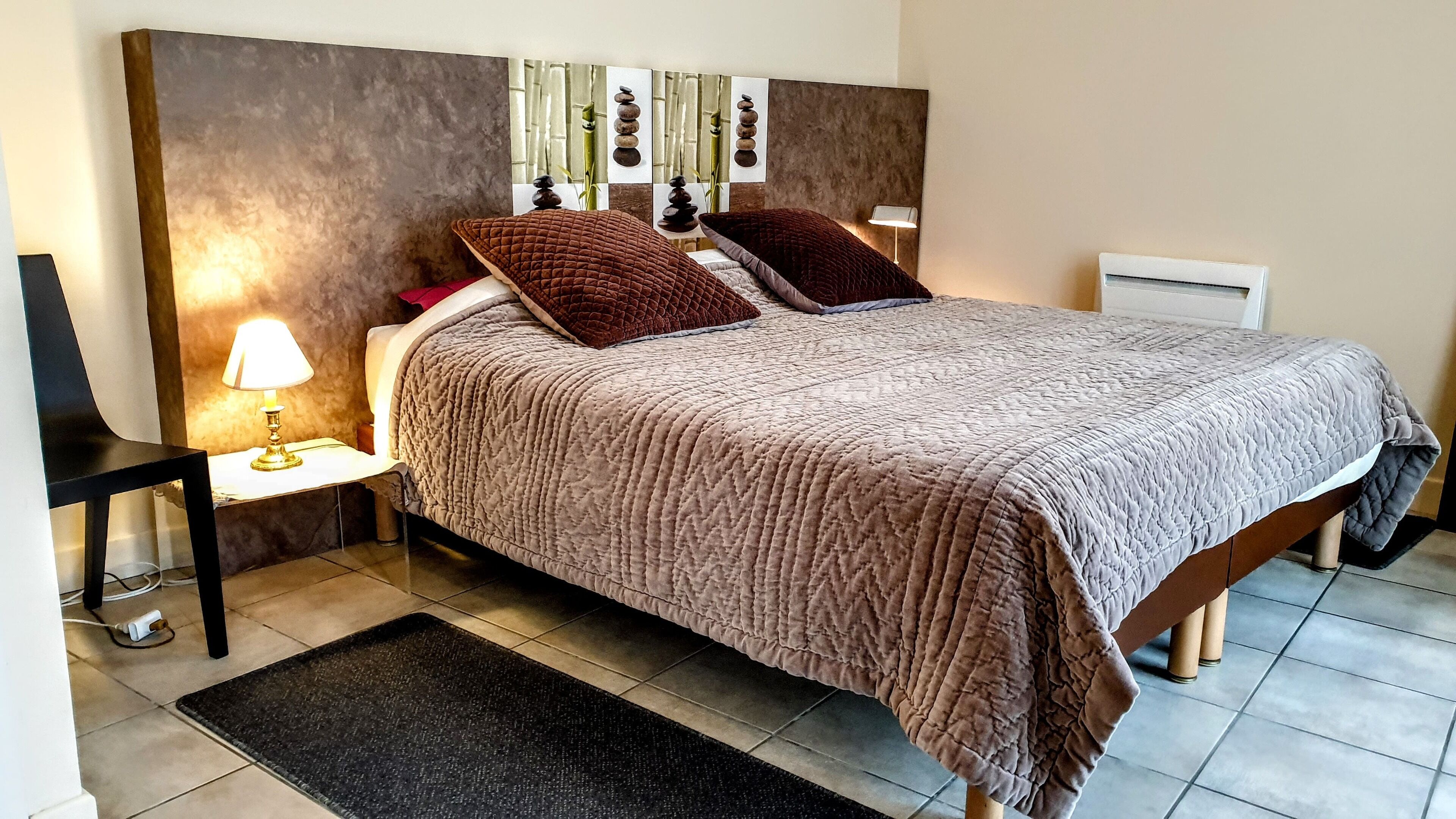 1 chambre, coffres-forts dans les chambres, fer et planche à repasser