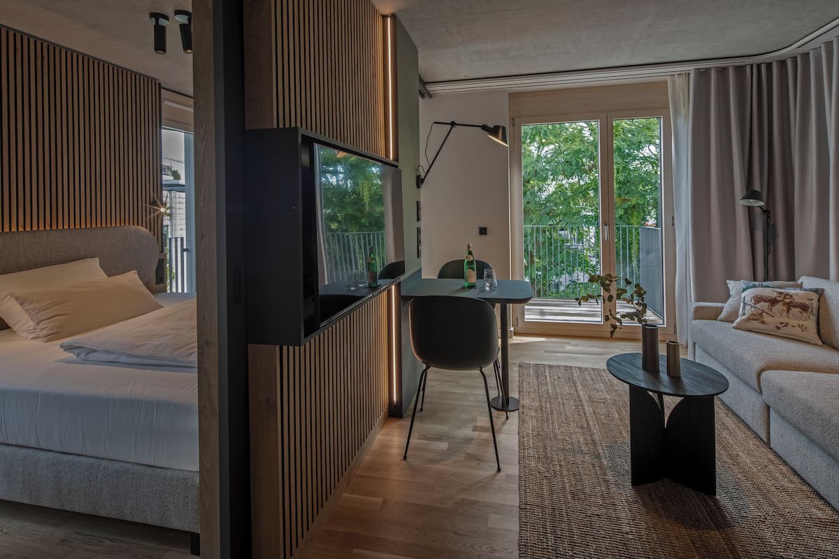 Studio – deluxe | Oppholdsområde | En 43-tommers smart-TV med Parabol-TV samt oppvarmet gulv