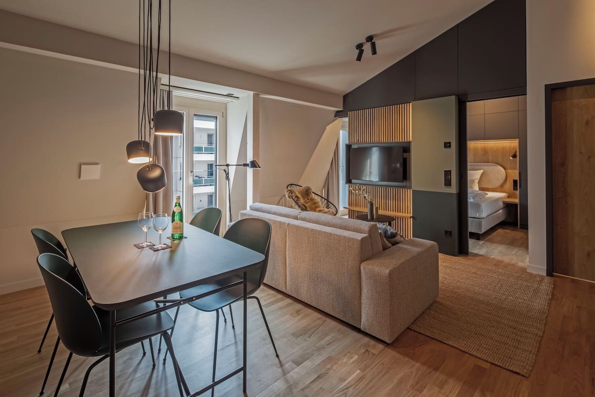 Studio – superior | Oppholdsområde | En 43-tommers smart-TV med Parabol-TV samt oppvarmet gulv