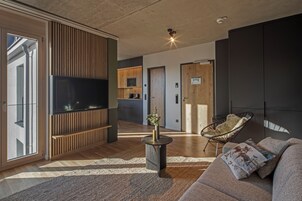 43-inch Smart TV with satellite channels, heated floors