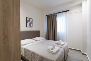 1 dormitori, caixa forta a l'habitació i planxa i posts de planxar 