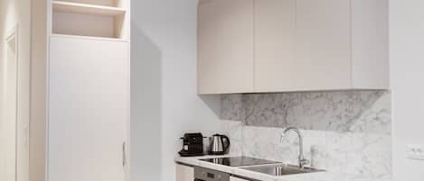 Kühlschrank, Herdplatte, Wasserkocher mit Kaffee-/Teezubehör