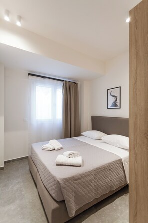 1 dormitori, caixa forta a l'habitació i planxa i posts de planxar 