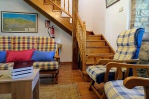 Fernseher, Kamin, DVD-Player, Musikbibliothek