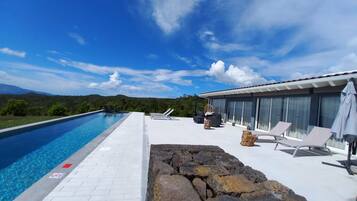 Deluxe Villa | Soundproofing, iron/ironing board, free WiFi, bed sheets