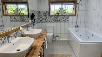 Deluxe Villa | Bathroom