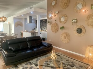 Deluxe Villa | Living area | Flat-screen TV - Pico Terrace (Madalena)