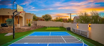 A Backyard Dream! Pool/Spa/Fire-Pits/PickleBall/BasketBall/Ping-Pong/Cornhole