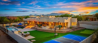 A Backyard Dream! Pool/Spa/Fire-Pits/PickleBall/BasketBall/Ping-Pong/Cornhole