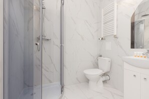 Shower, towels - Piotrkowska Studio Łódź by Renters (Lodz)