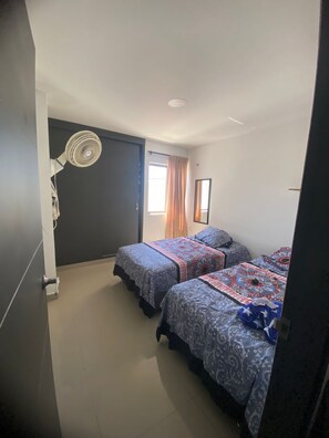 3 chambres, fer et planche à repasser, Wi-Fi, draps fournis