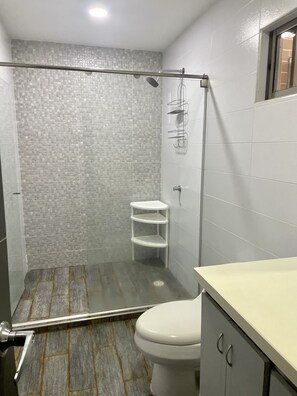Serviettes fournies, papier toilette