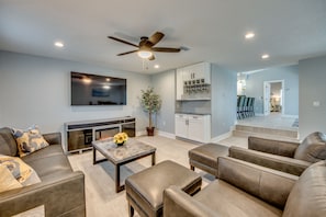 Smart TV, fireplace, books, stereo