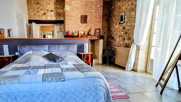 3 chambres, coffres-forts dans les chambres, bureau